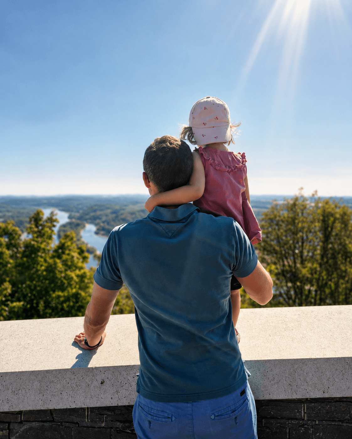 Gemeinsam mit der Familie unterwegs, mit Blick über das Rheintal